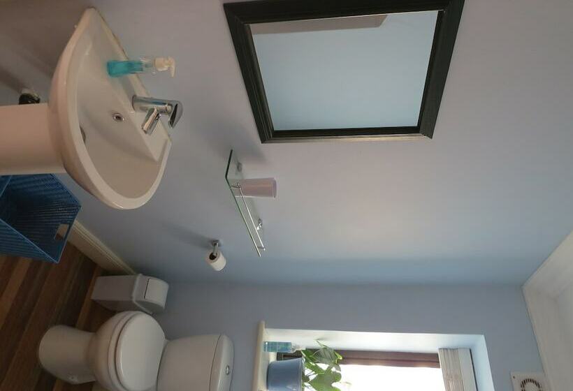 חדר דלוקס, Makarios On The River