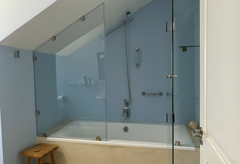 חדר דלוקס, Makarios On The River