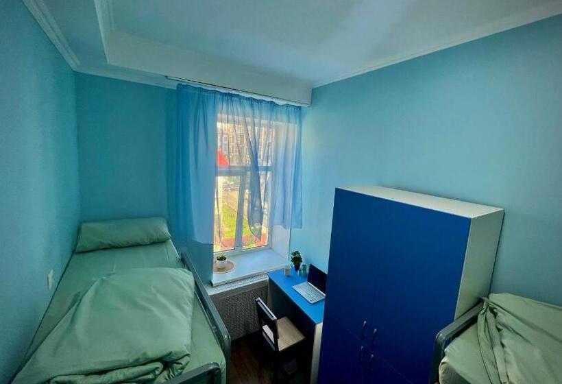 تختخواب در اتاق مشترک, Hostel On Universytet