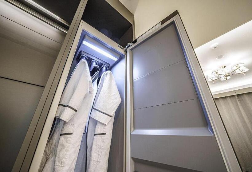 패밀리 스위트, Act Tourist