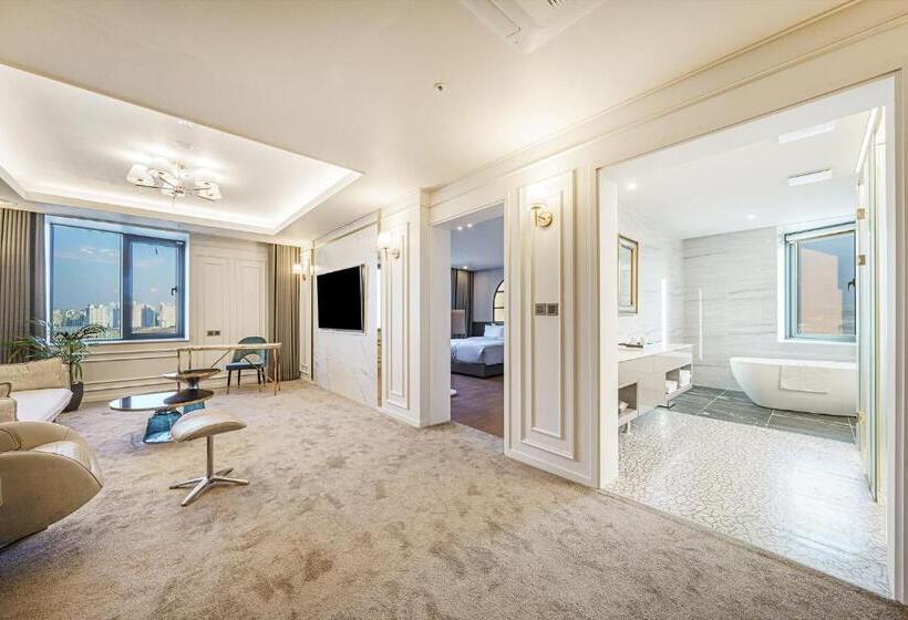 Family Suite, Act Tourist