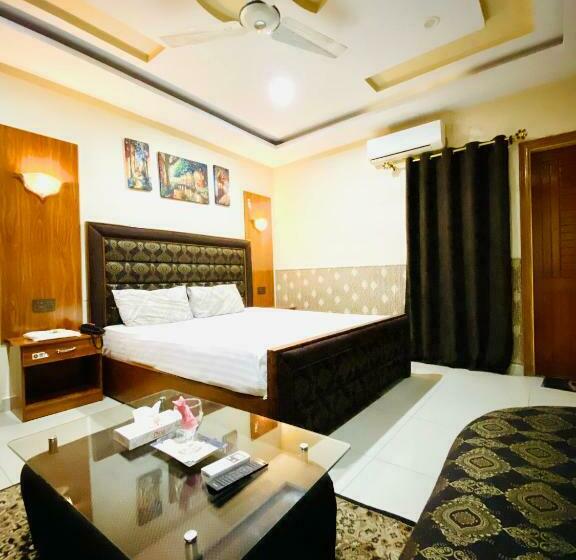 اتاق لوکس, Plaza Inn