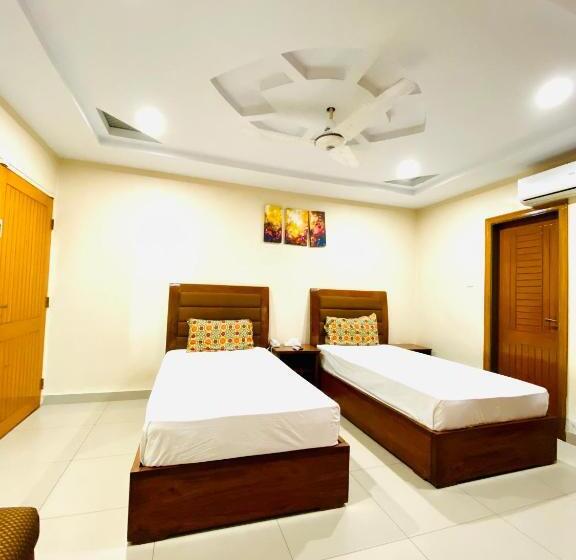 اتاق لوکس سه تخته, Plaza Inn