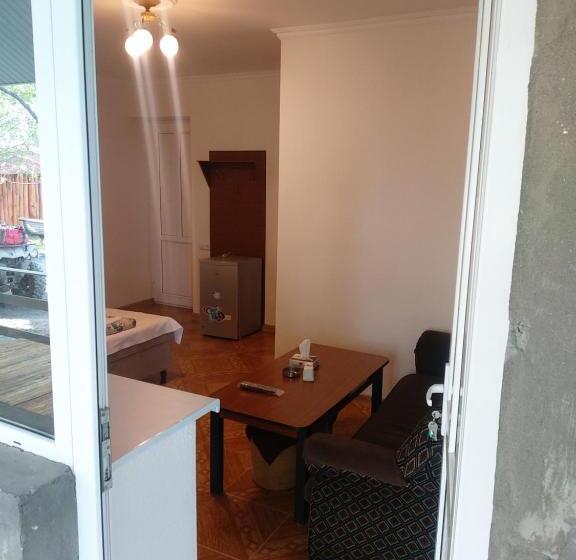 اتاق استاندارد, Hayots Ojakh