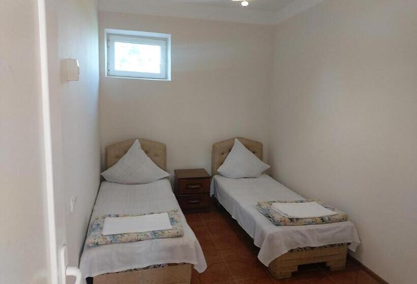 اتاق استاندارد چهار تخته, Hayots Ojakh