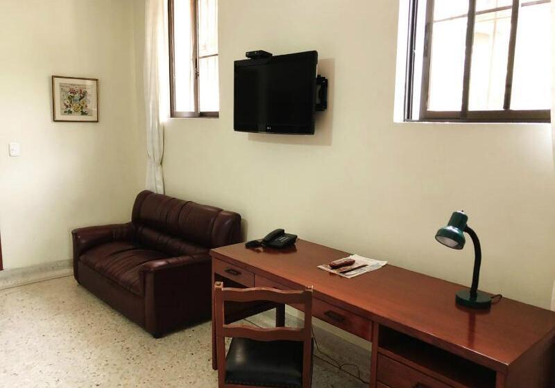 Четырехместный Номер Стандарт, Stein Colonial