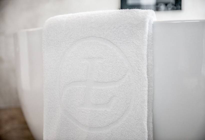Номер Deluxe, The Langham  Shenzhen