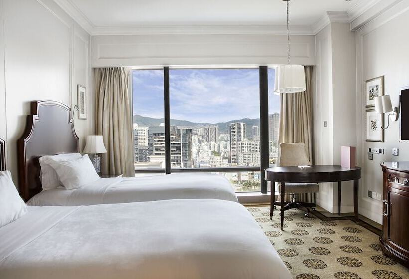 Номер Deluxe, The Langham  Shenzhen