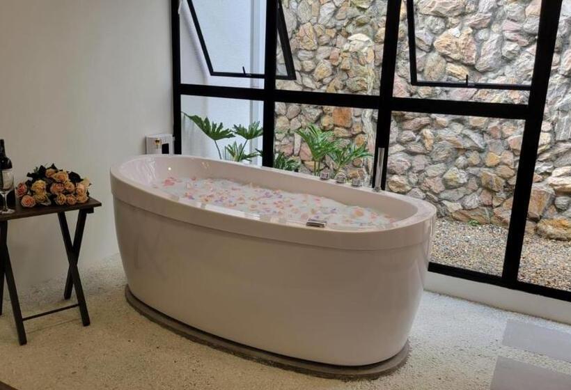 带按摩浴盆的套房, Piedras De Maní