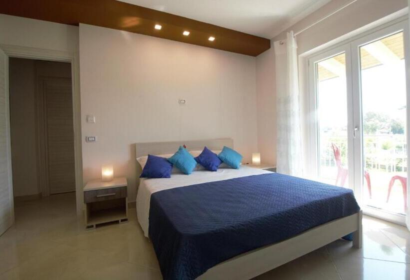 חדר סטנדרט לשלושה עם נוף לגינה, Askia Rooms & Breakfast