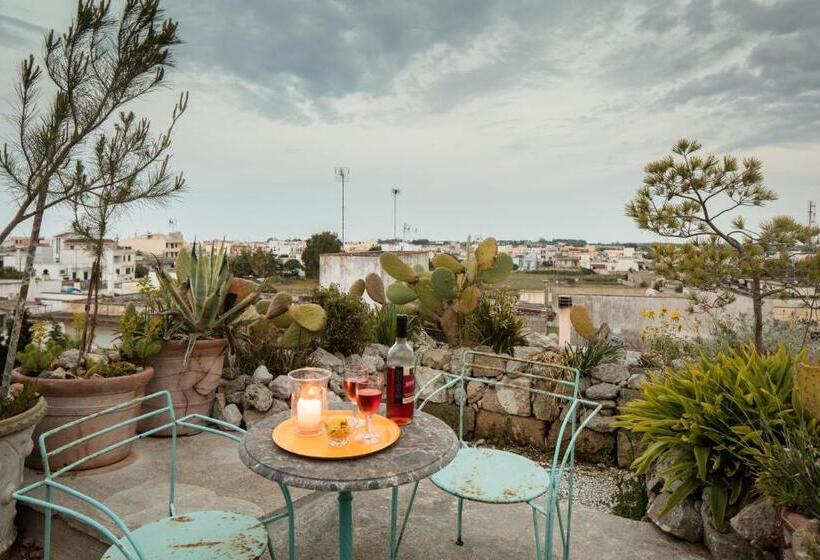 חדר משפחתי, Castle Xviii Near Sea