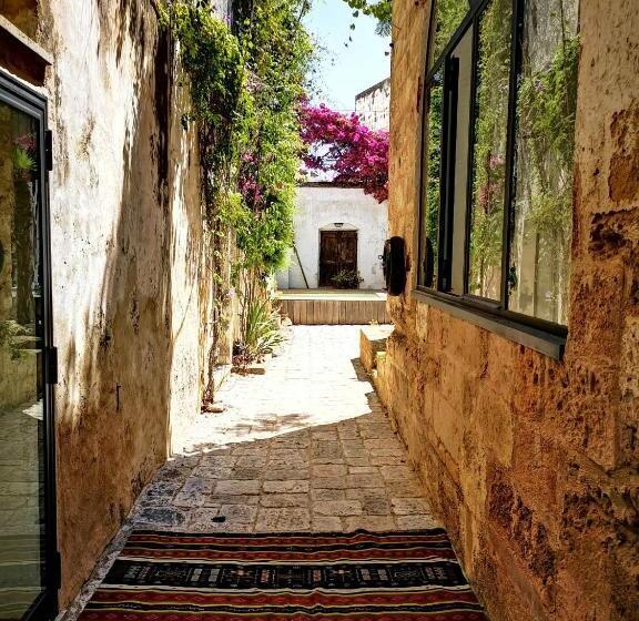 חדר משפחתי, Castle Xviii Near Sea