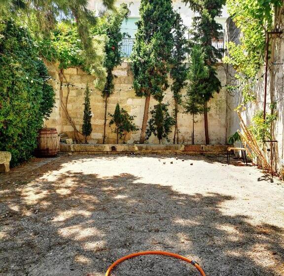 חדר משפחתי, Castle Xviii Near Sea