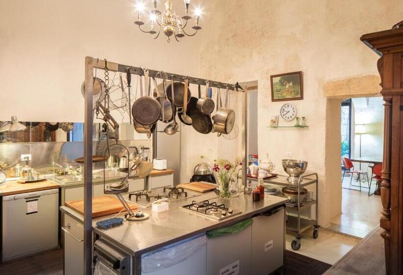 חדר משפחתי, Castle Xviii Near Sea