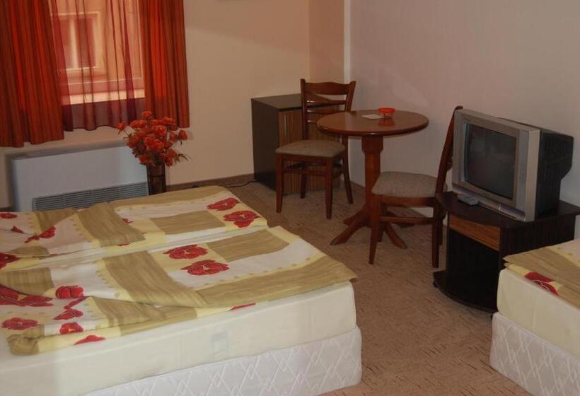 标准三人间, Akvaya