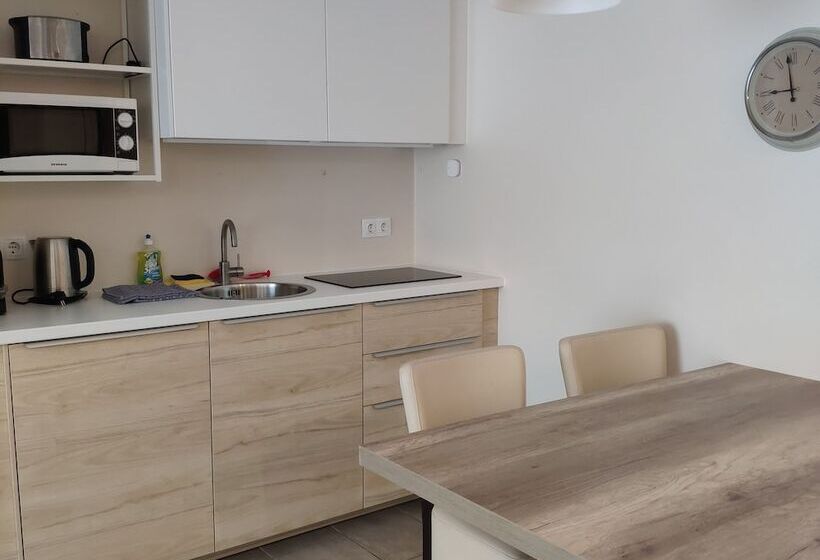 דירת שני חדרים, Lindenhof