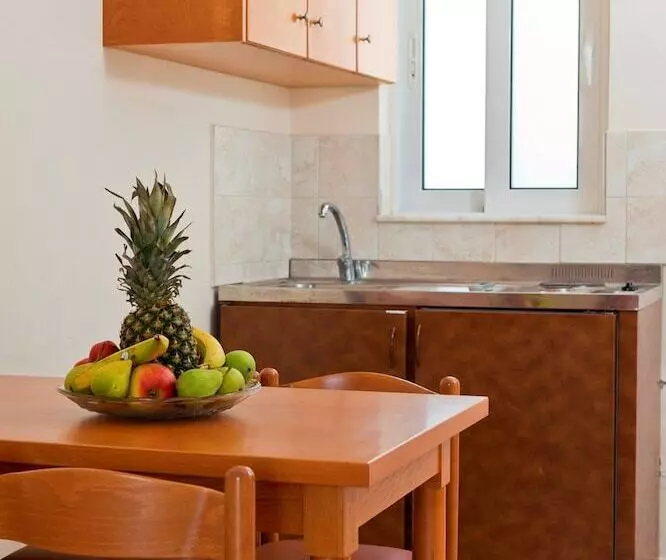 استودیوی استاندارد, Perla Marina Apart