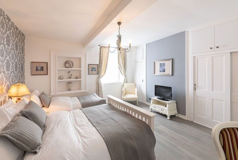 Family Room, The French Partridge