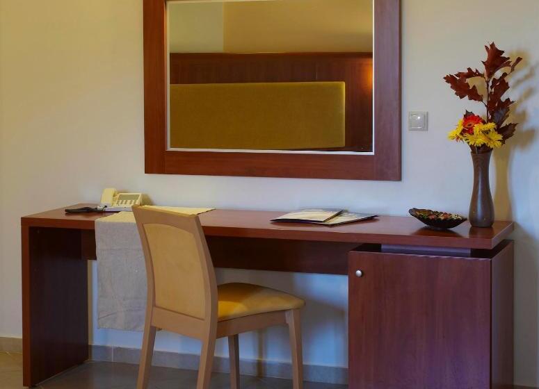 غرفة قياسية ثلاثية, Parnis Palace Hotel Suites