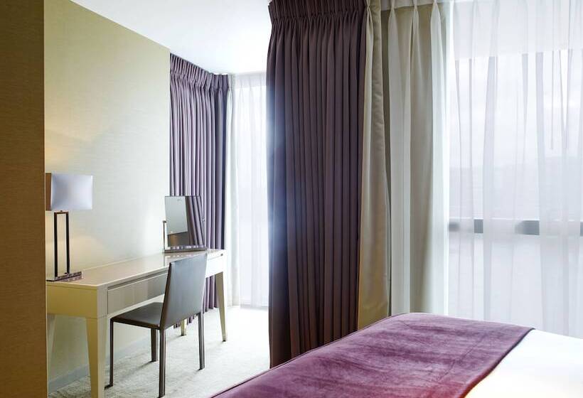 2 Bedrooms Apartment River View, Cheval Three Quays At The Tower Of London