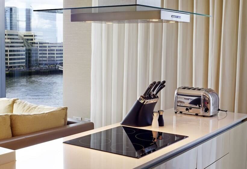 2 Bedrooms Apartment River View, Cheval Three Quays At The Tower Of London