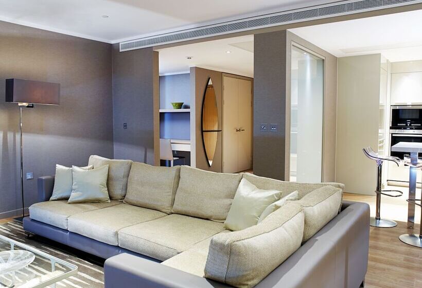 2 Bedrooms Apartment River View, Cheval Three Quays At The Tower Of London