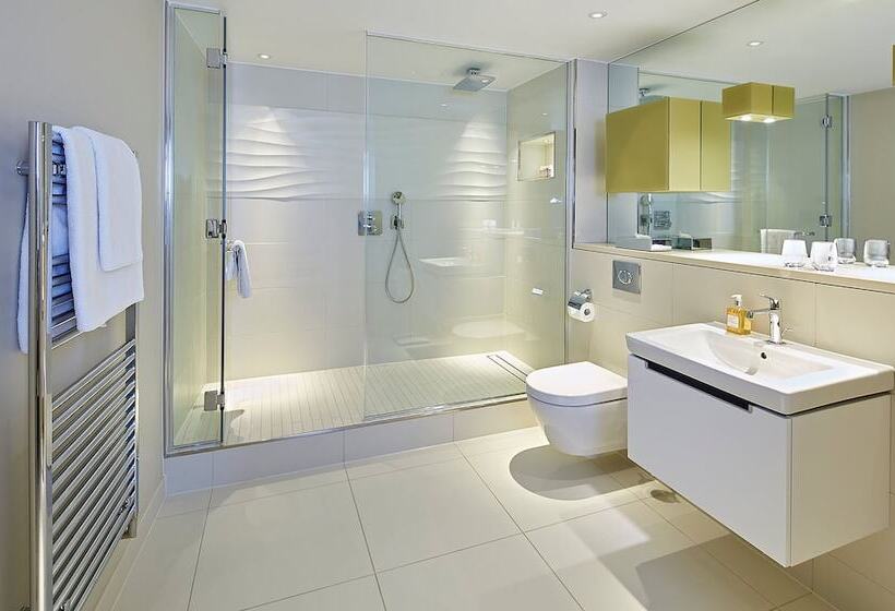 2 Bedrooms Apartment River View, Cheval Three Quays At The Tower Of London