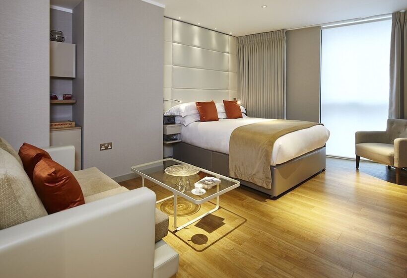 استودیوی استاندارد, Cheval Three Quays At The Tower Of London