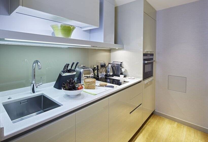 استودیوی استاندارد, Cheval Three Quays At The Tower Of London