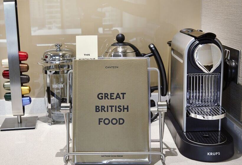 استودیوی استاندارد, Cheval Three Quays At The Tower Of London