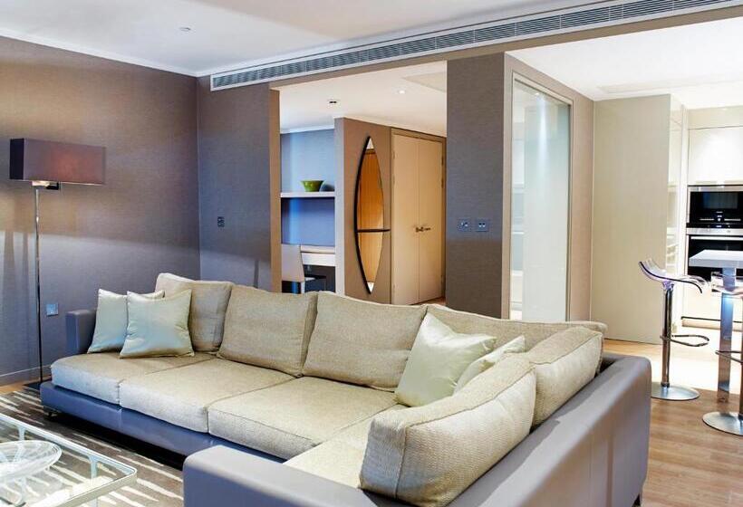 2 Bedrooms Apartment River View, Cheval Three Quays At The Tower Of London