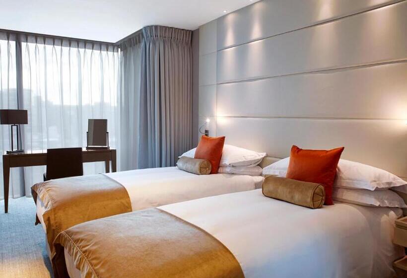 2 Bedrooms Apartment River View, Cheval Three Quays At The Tower Of London