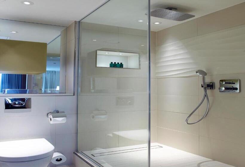 2 Bedrooms Apartment River View, Cheval Three Quays At The Tower Of London