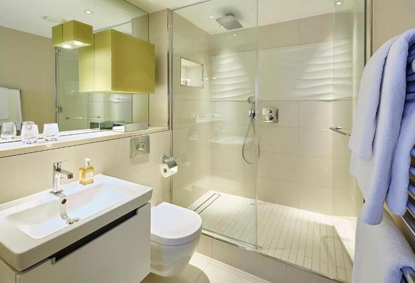 استودیوی استاندارد, Cheval Three Quays At The Tower Of London