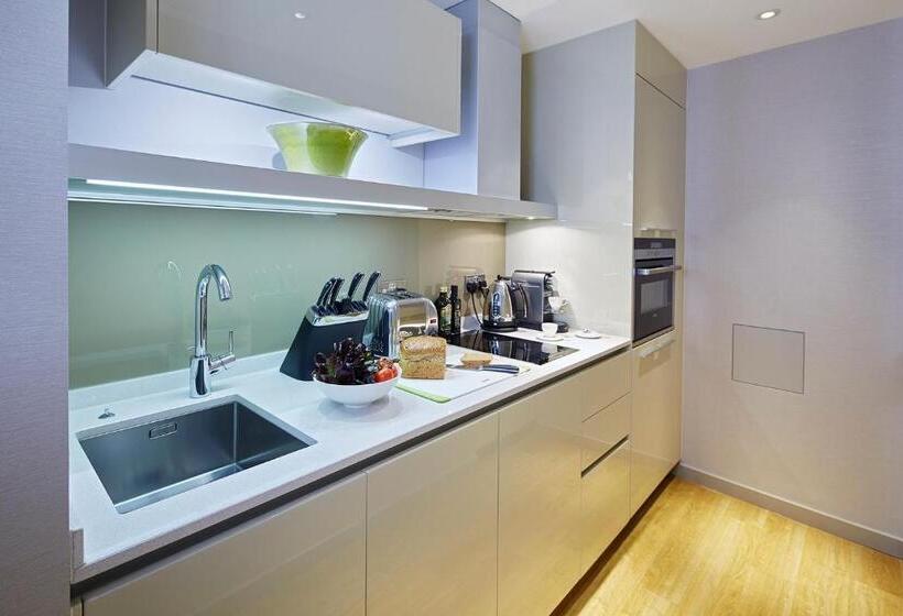 استودیوی استاندارد, Cheval Three Quays At The Tower Of London