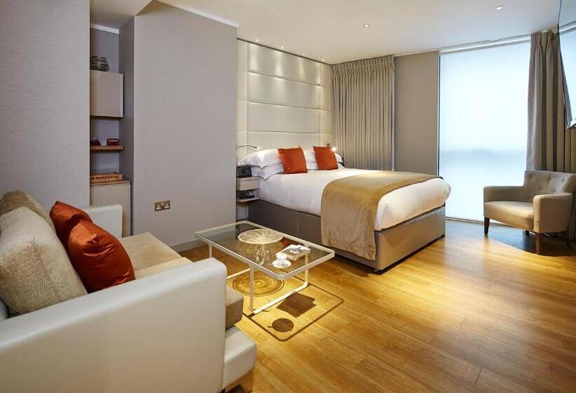 استودیوی استاندارد, Cheval Three Quays At The Tower Of London