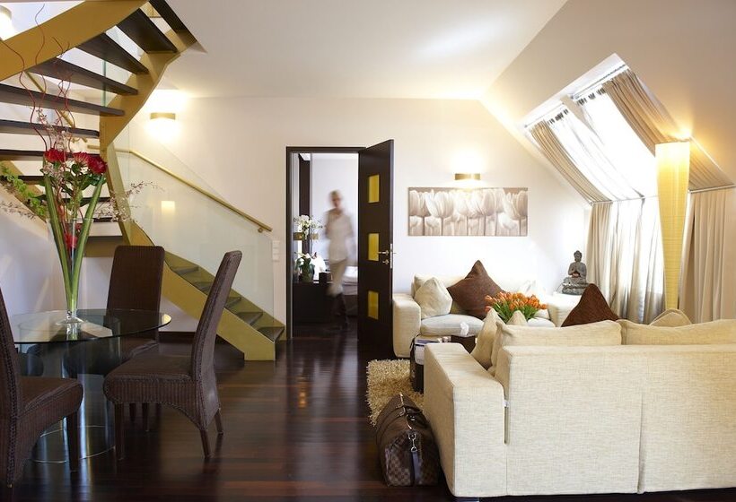 带两个卧室的顶楼公寓, Myplace Premium Apartments