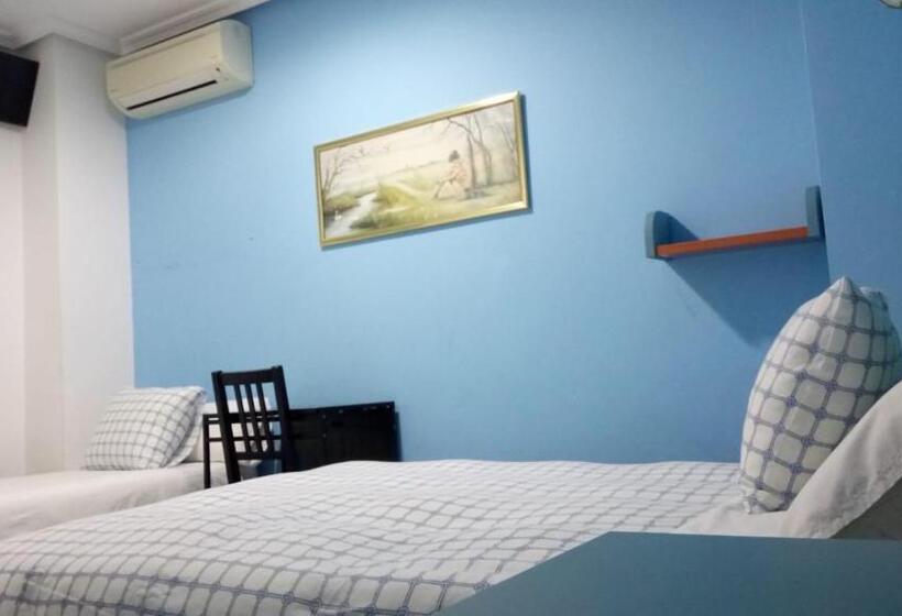 اتاق ساده سه نفره, Pensión Navarra