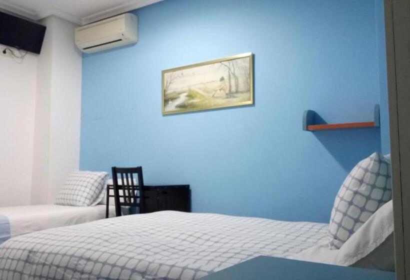 اتاق ساده سه نفره, Pensión Navarra