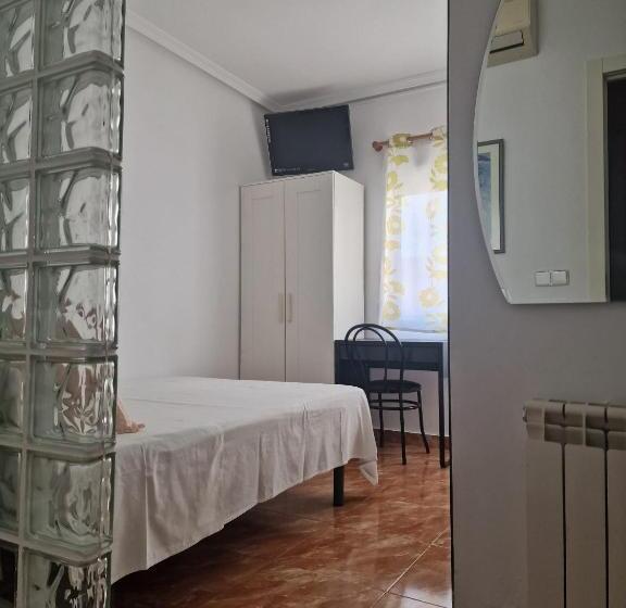 اتاق لوکس, Pensión Navarra