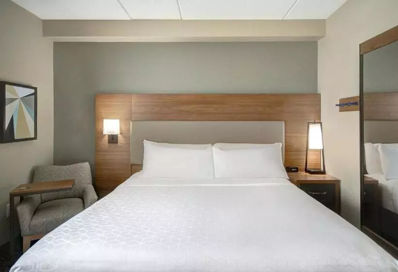 キングサイドベッドのスタンダードワンルーム, Candlewood Suites Columbia Fort Jackson, An Ihg