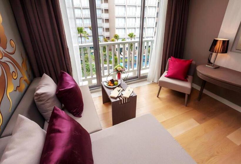 디럭스 룸 킹사이즈 침대, Grand Mercure Phuket Patong
