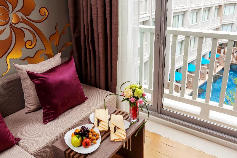 디럭스 룸 킹사이즈 침대, Grand Mercure Phuket Patong