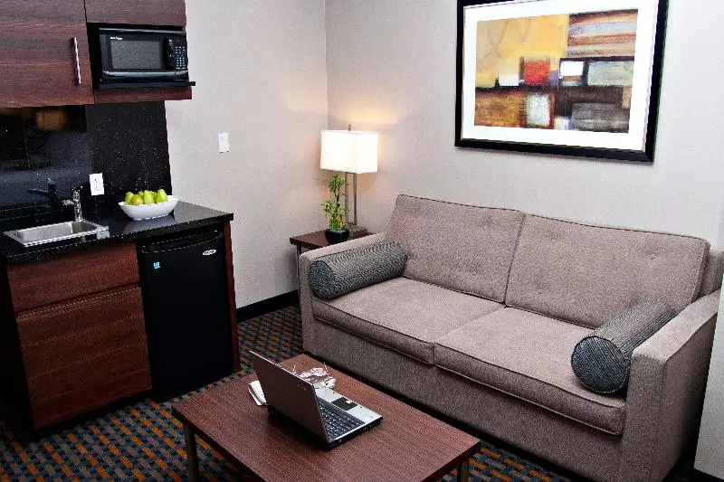 キングサイズベッドのスイートルーム, Holiday Inn Express Pembroke, An Ihg