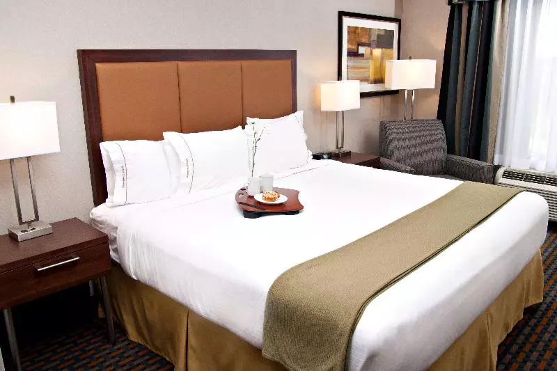 キングサイズベッドのスタンダードルーム, Holiday Inn Express Pembroke, An Ihg
