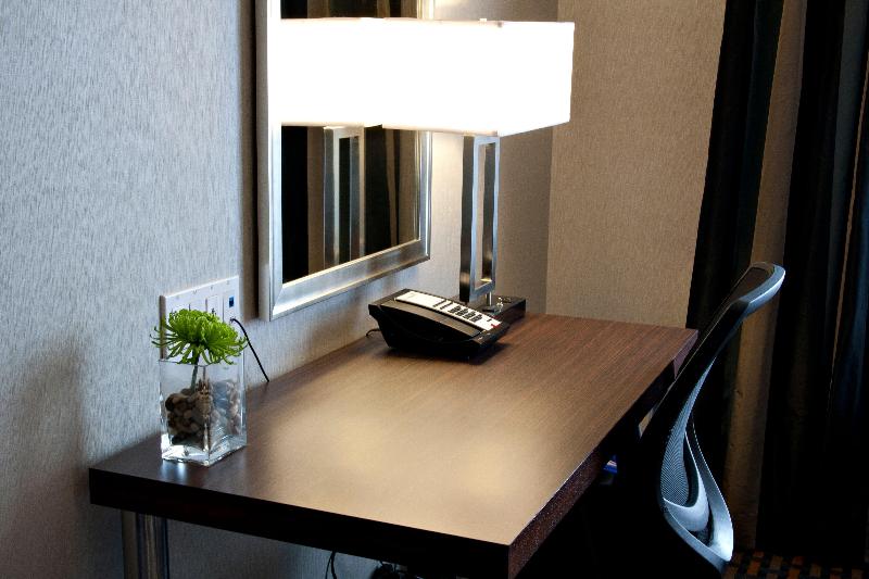 适合残疾人士使用的带超级大床的标准间, Holiday Inn Express Pembroke, An Ihg