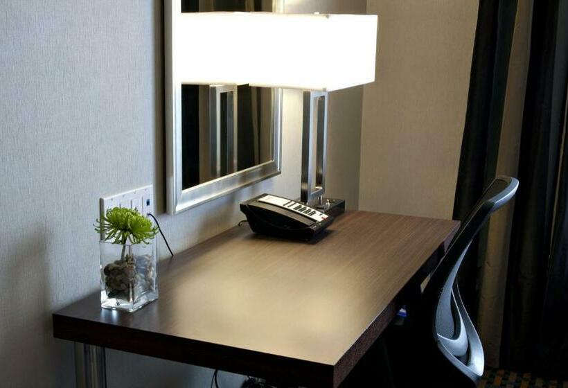 جناح, Holiday Inn Express Pembroke, An Ihg