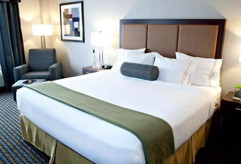キングサイズベッドのスイートルーム, Holiday Inn Express Pembroke, An Ihg