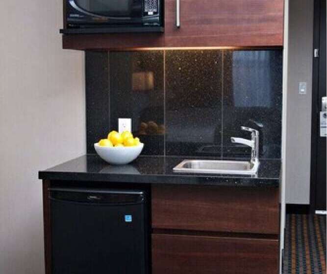 جناح, Holiday Inn Express Pembroke, An Ihg