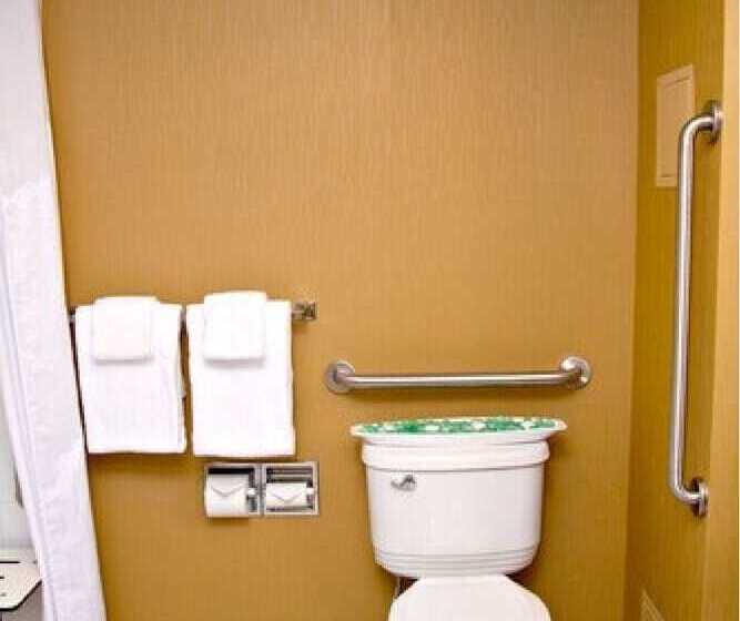 جناح لذوى الاحتياجات الخاصة, Holiday Inn Express Pembroke, An Ihg